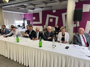 V sredini: g. Franci Gerbec (FIABCI Slovenija), na levo g. Robert Geisler (FIABCI Slovenija), na desno ga. Vesna Levstek in g. Branko Potočnik (ZDNP)